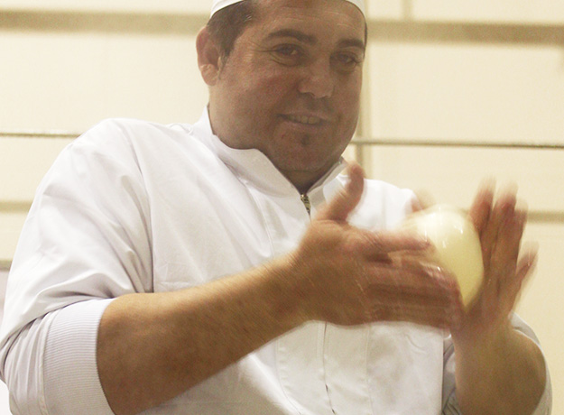 カチョカヴァロを作るチーズ職人